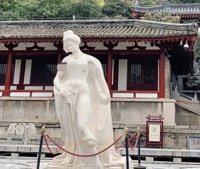 贵妃半裸出浴雕像被指“不雅观”