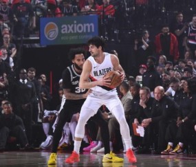 15分大逆转！马刺2-1复仇开拓者，裁判抢戏，卡斯尔33+5 榜样立功
